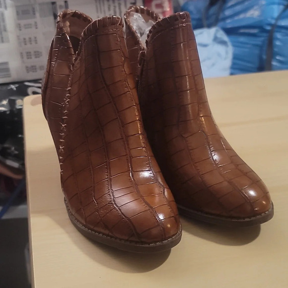 Mata brown Celeste faux alligator crocodile whipstitch ankle boots booties 6.5 7 - Picture 1 of 6